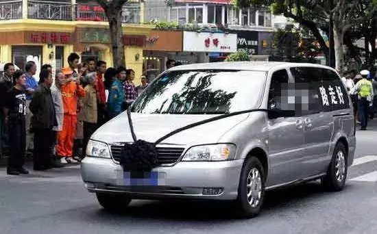 開車遇到喪車,一定要這樣做才不觸犯禁忌、不影響你的運勢
