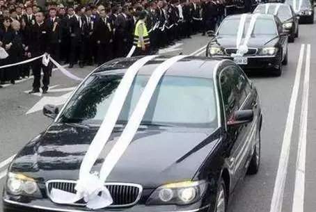 開車遇到喪車,一定要這樣做才不觸犯禁忌、不影響你的運勢