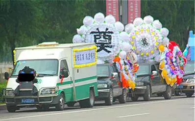 開車遇到喪車,一定要這樣做才不觸犯禁忌、不影響你的運勢