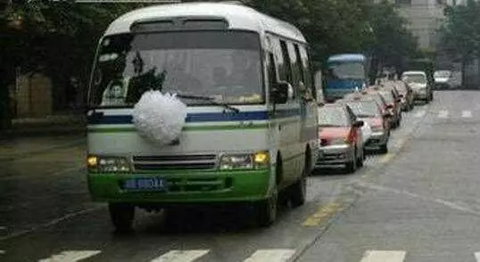 開車遇到喪車,一定要這樣做才不觸犯禁忌、不影響你的運勢