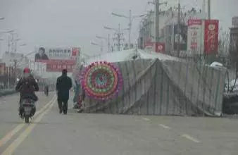 開車遇到喪車,一定要這樣做才不觸犯禁忌、不影響你的運勢