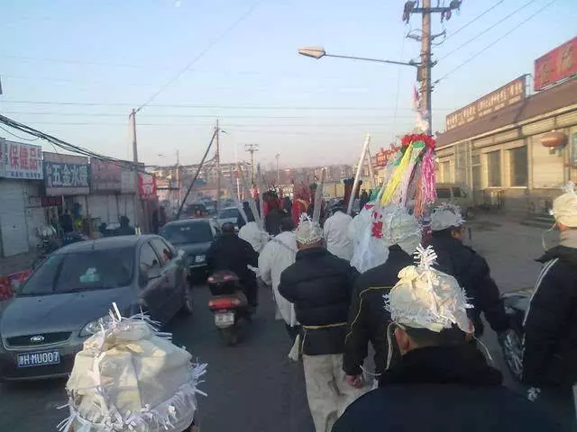 開車遇到喪車,一定要這樣做才不觸犯禁忌、不影響你的運勢