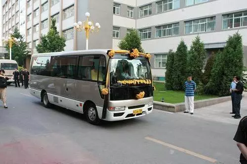開車遇到喪車,一定要這樣做才不觸犯禁忌、不影響你的運勢