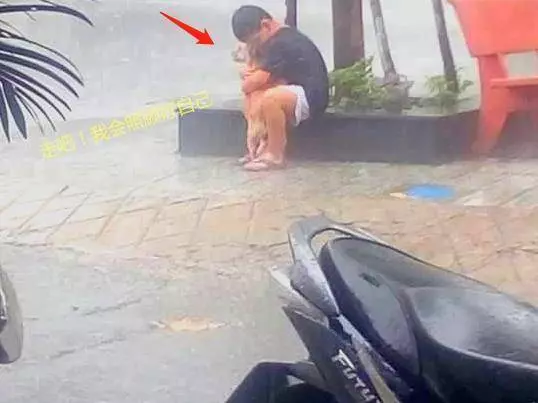家人不允許養狗,男孩抱著狗在雨里道別,久久捨不得放開