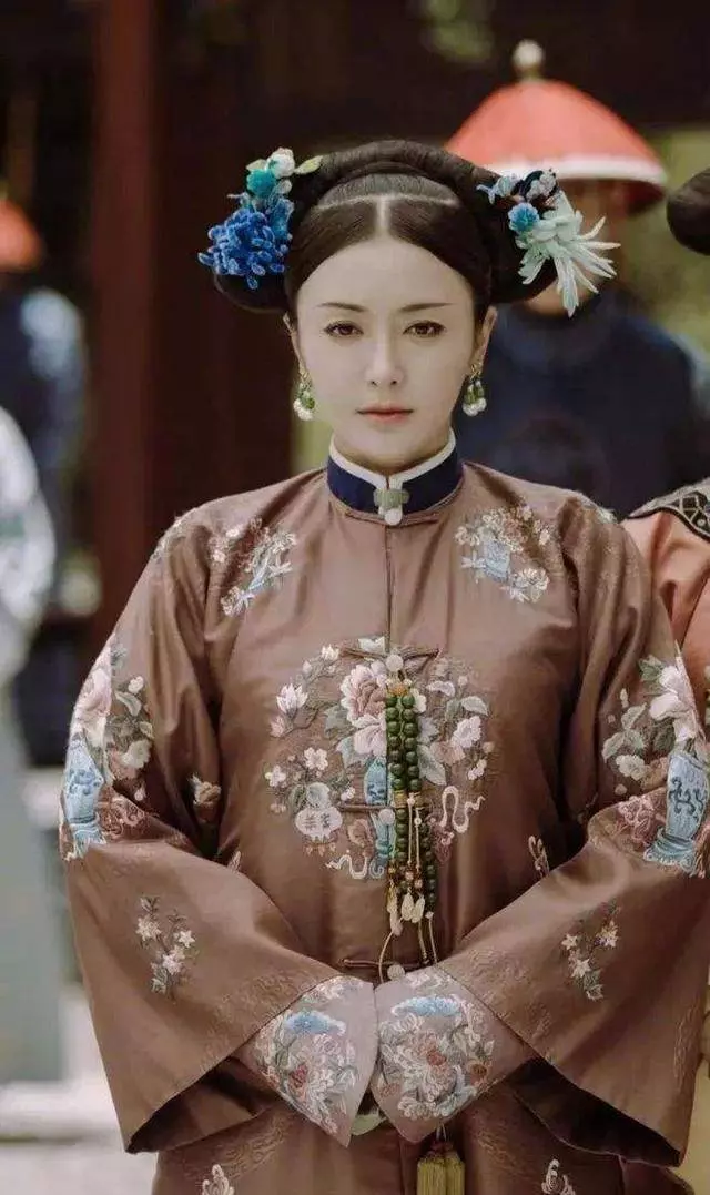 秦嵐一穿紅裙風情萬種現身沙灘盡顯身材,簡直美呆了,網友:真正是富察皇后本人??