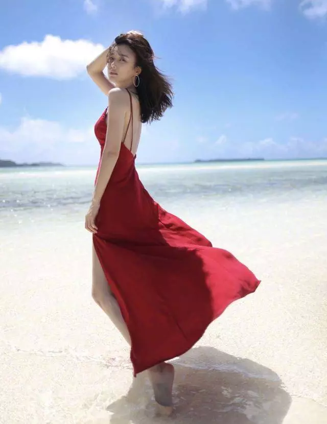 秦嵐一穿紅裙風情萬種現身沙灘盡顯身材,簡直美呆了,網友:真正是富察皇后本人??