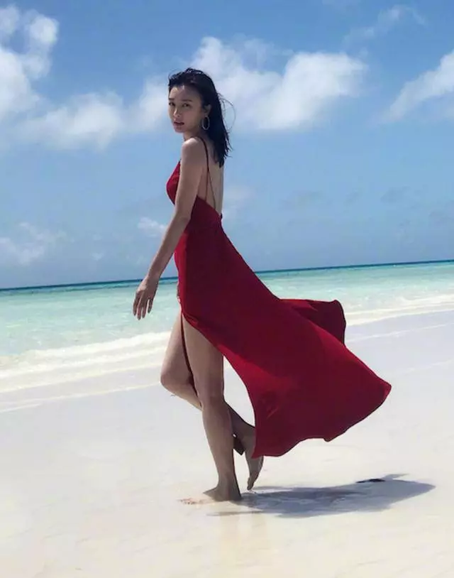 秦嵐一穿紅裙風情萬種現身沙灘盡顯身材,簡直美呆了,網友:真正是富察皇后本人??