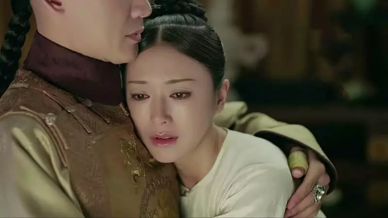 秦嵐一穿紅裙風情萬種現身沙灘盡顯身材,簡直美呆了,網友:真正是富察皇后本人??