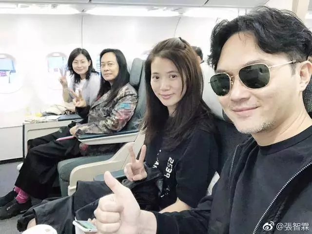 張智霖袁詠儀又去拜佛了,飛機上曬素顏照,靚靚哪裡像47歲的人?