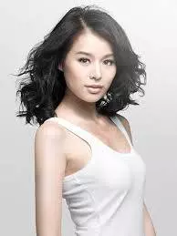 39歲胡杏兒換了一款髮型,身穿一字肩黃裙,瞬間嫩回少女樣,驚艷十足…