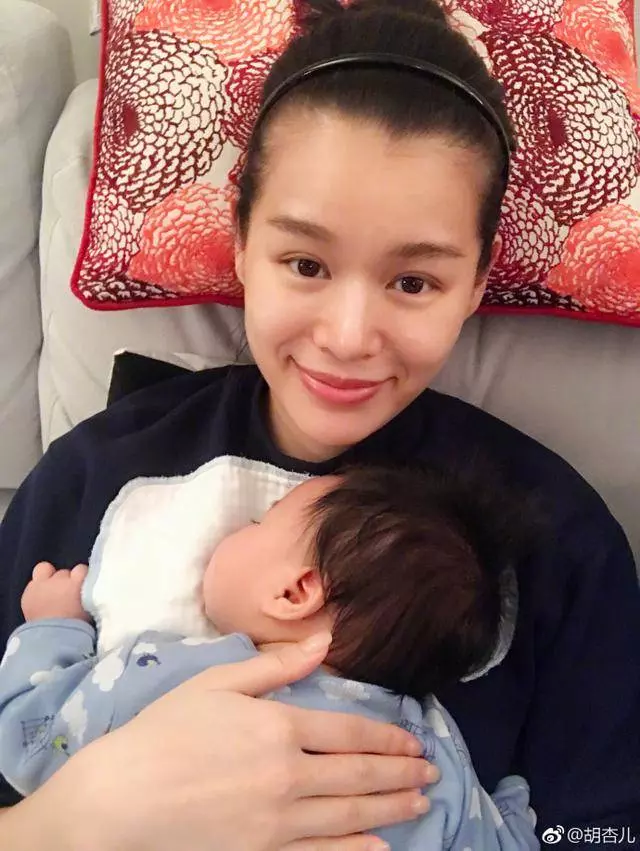 39歲胡杏兒換了一款髮型,身穿一字肩黃裙,瞬間嫩回少女樣,驚艷十足…