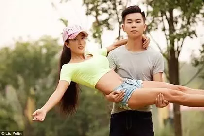 她不是女友是我媽啦!50歲辣媽太正「害兒子一直單身」! -