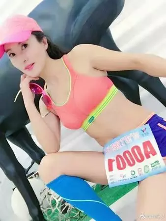 她不是女友是我媽啦!50歲辣媽太正「害兒子一直單身」! -