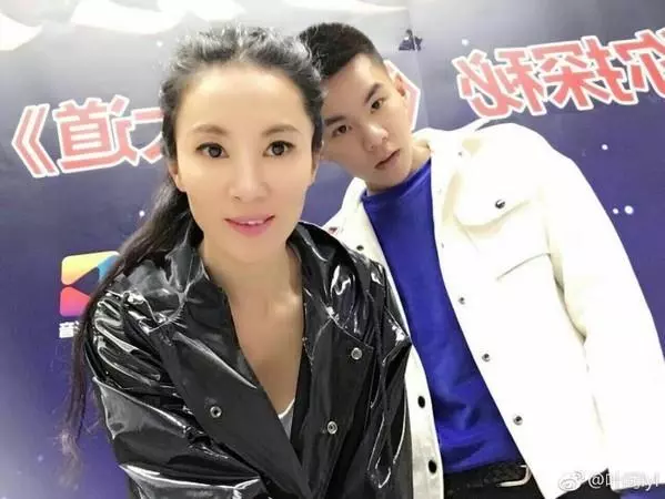 她不是女友是我媽啦!50歲辣媽太正「害兒子一直單身」! -