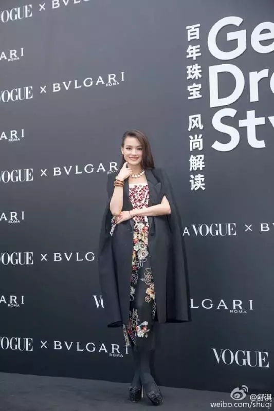 42歲舒淇太會穿了牛仔外套搭配連衣裙穿出22歲感覺,網友:厲害