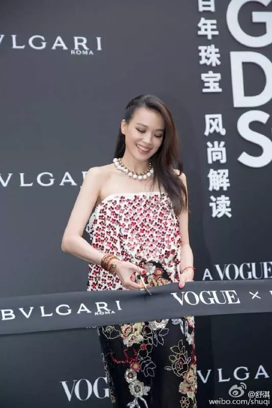 42歲舒淇太會穿了牛仔外套搭配連衣裙穿出22歲感覺,網友:厲害