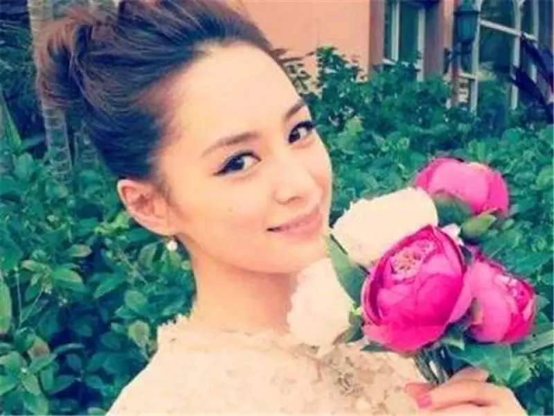 阿嬌終於苦盡甘來,與愛人浪漫倫敦旅行,滿臉笑容孕味十足