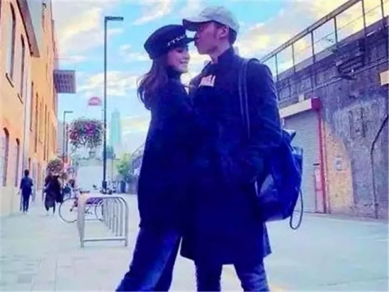 阿嬌終於苦盡甘來,與愛人浪漫倫敦旅行,滿臉笑容孕味十足