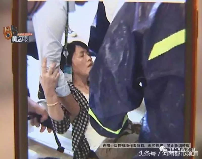 杭州女子逛街耳朵差點被砸掉縫了16針,感音神經性聾,咋賠?