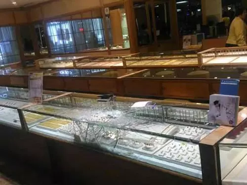 4匪闖金店,開一槍搶走大批金飾!內附視頻!