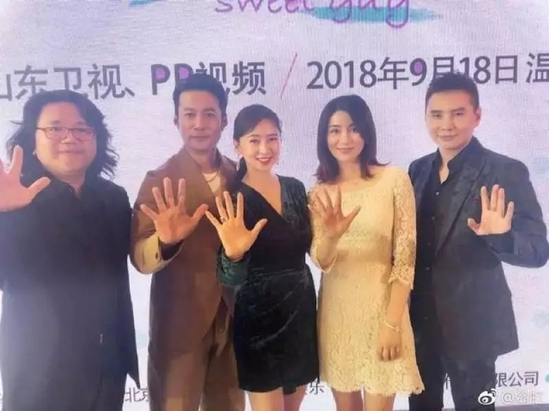 60歲翁虹近照曝光美過景甜前夫為賭場老總,11歲女兒呆萌可愛