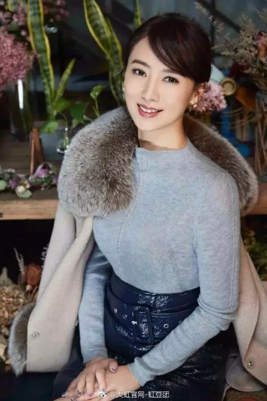 60歲翁虹近照曝光美過景甜前夫為賭場老總,11歲女兒呆萌可愛