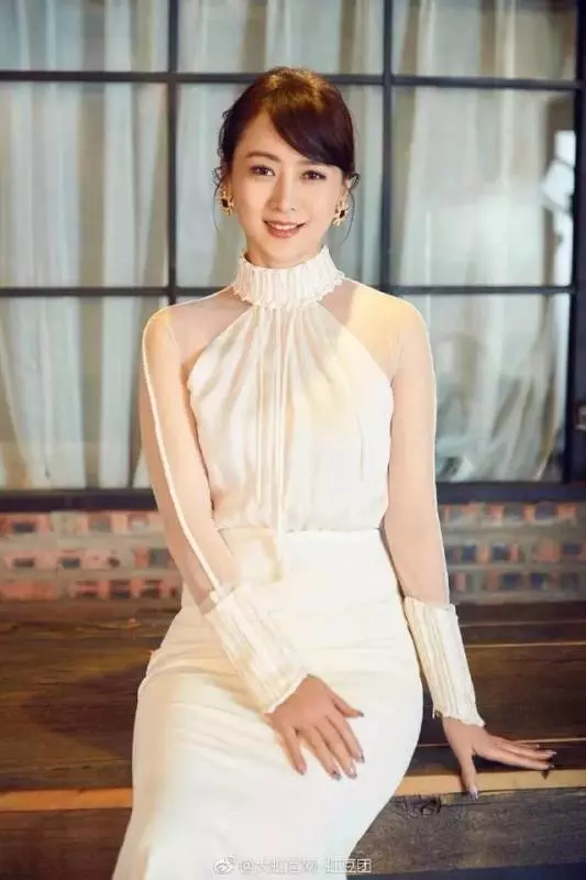 60歲翁虹近照曝光美過景甜前夫為賭場老總,11歲女兒呆萌可愛