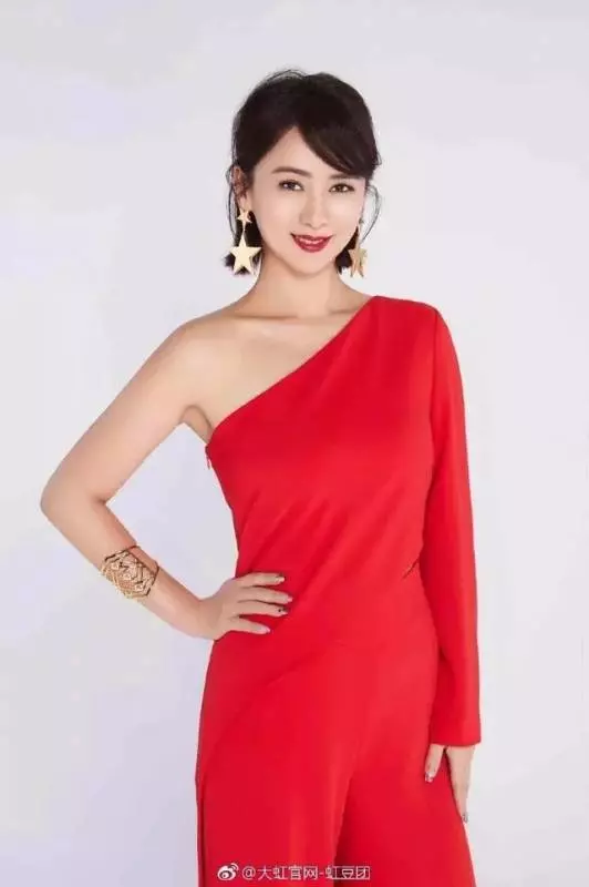 60歲翁虹近照曝光美過景甜前夫為賭場老總,11歲女兒呆萌可愛