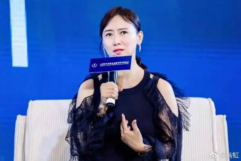 60歲翁虹近照曝光美過景甜前夫為賭場老總,11歲女兒呆萌可愛