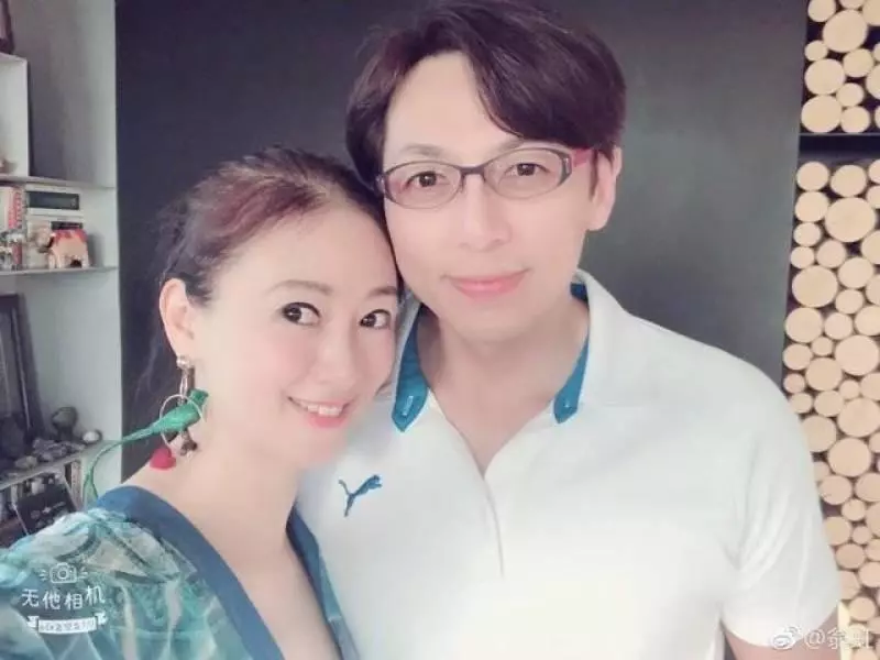 60歲翁虹近照曝光美過景甜前夫為賭場老總,11歲女兒呆萌可愛