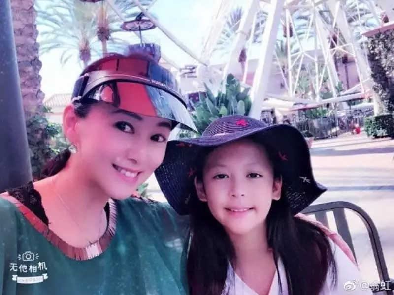 60歲翁虹近照曝光美過景甜前夫為賭場老總,11歲女兒呆萌可愛