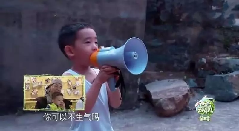陳小春因颱風滯留台灣,Jasper對爸爸說晚安時,網友發現他換牙了