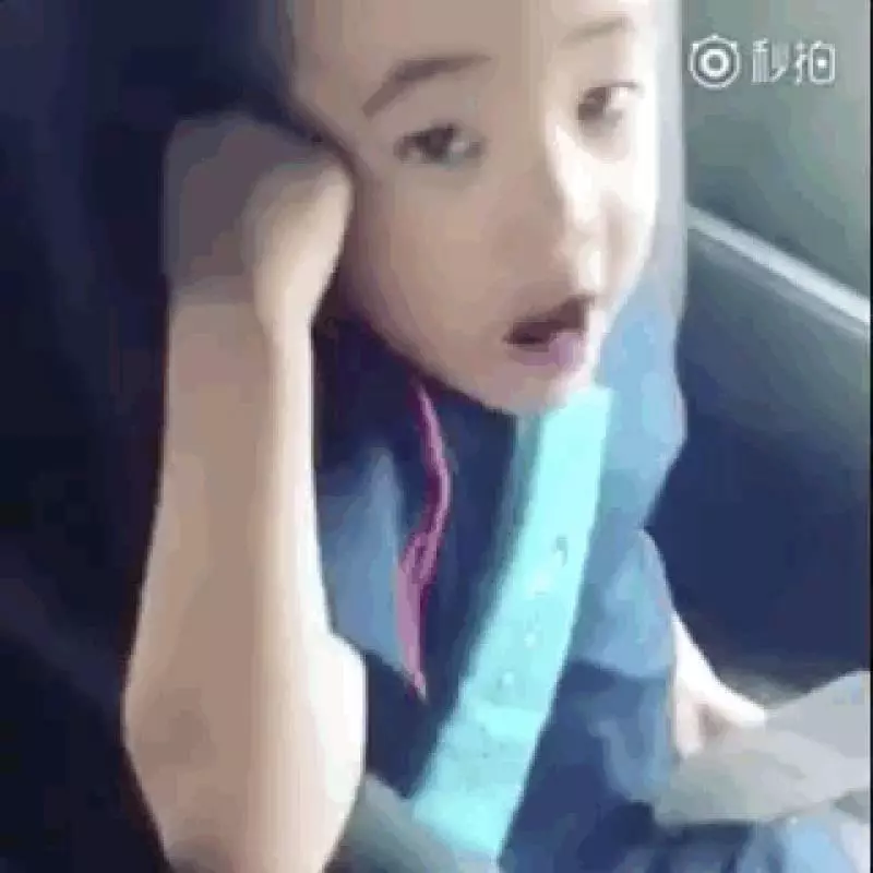 陳小春因颱風滯留台灣,Jasper對爸爸說晚安時,網友發現他換牙了
