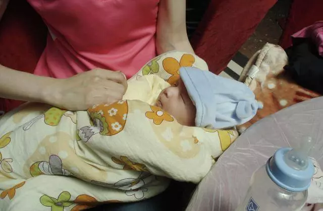 孫子彌月我給百元零錢,兒媳嫌少讓我拿回家養雞,到家我老淚縱橫