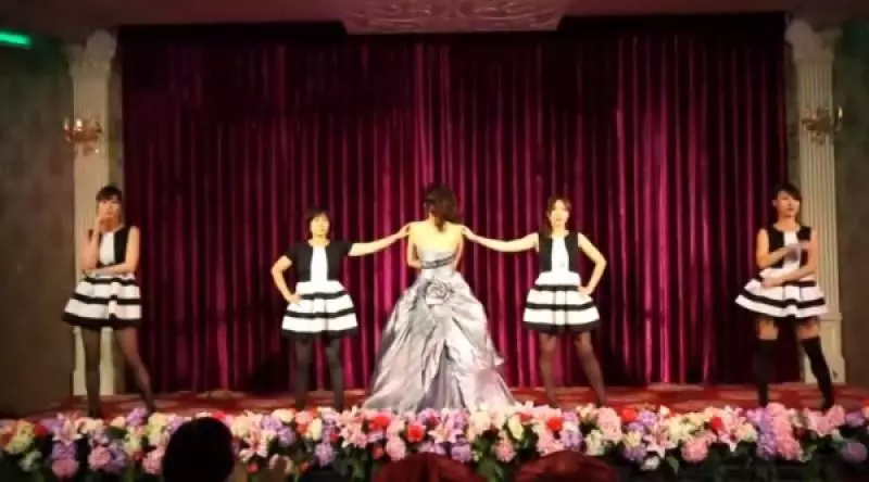 公婆也來湊一咖婚禮上婆婆「穿短裙」和新娘辣跳魔性舞 下一秒公公帥氣加入網贊:史上最潮婚禮