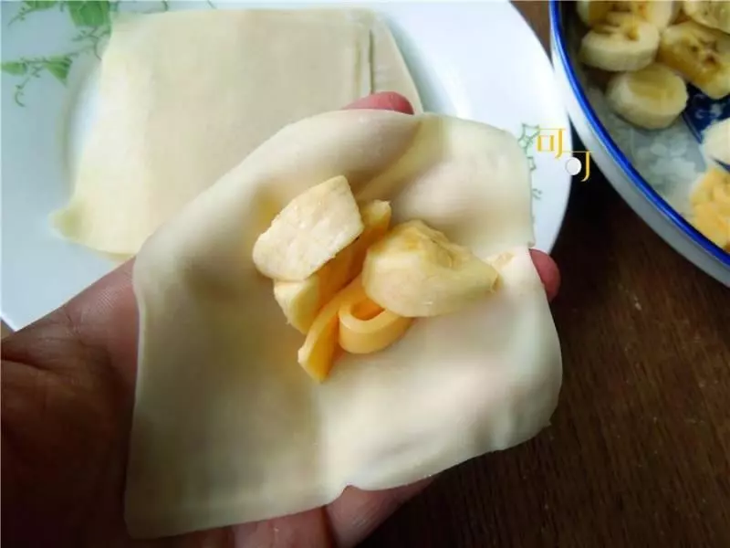 用餛飩皮做幾個流心爆漿小點心,太好吃,10分鐘做完1分鐘吃完