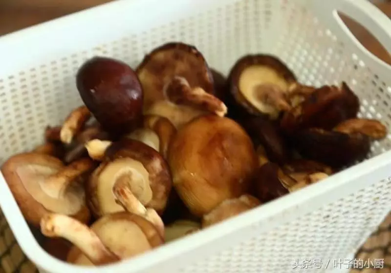 香菇的另類做法:比老乾媽好吃,比牛肉乾搶手下飯下酒配面配粥