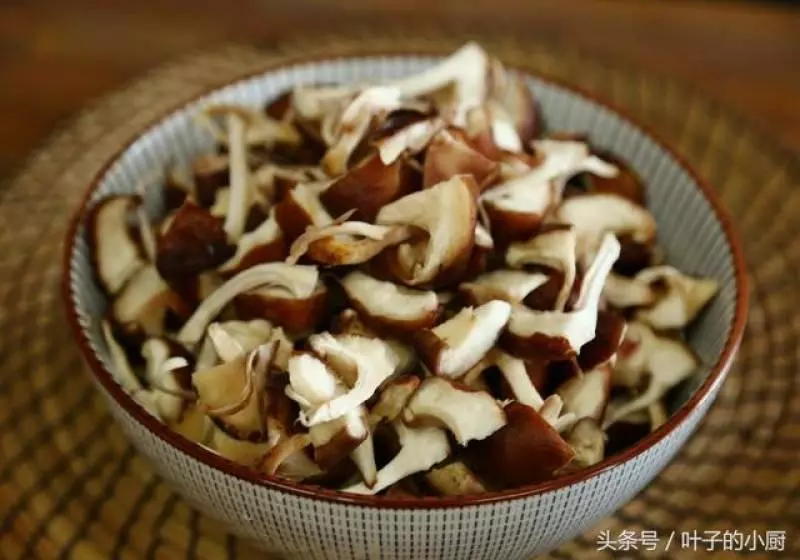 香菇的另類做法:比老乾媽好吃,比牛肉乾搶手下飯下酒配面配粥