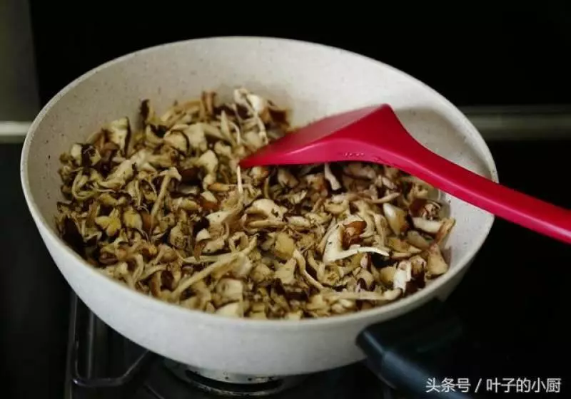 香菇的另類做法:比老乾媽好吃,比牛肉乾搶手下飯下酒配面配粥