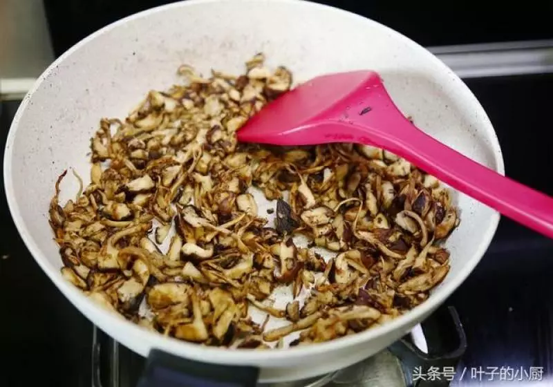 香菇的另類做法:比老乾媽好吃,比牛肉乾搶手下飯下酒配面配粥