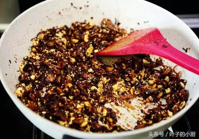 香菇的另類做法:比老乾媽好吃,比牛肉乾搶手下飯下酒配面配粥