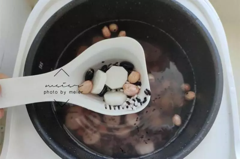 秋天梳頭一掉一大把?試試這個粥,軟糯滋補,頭髮越吃越濃密