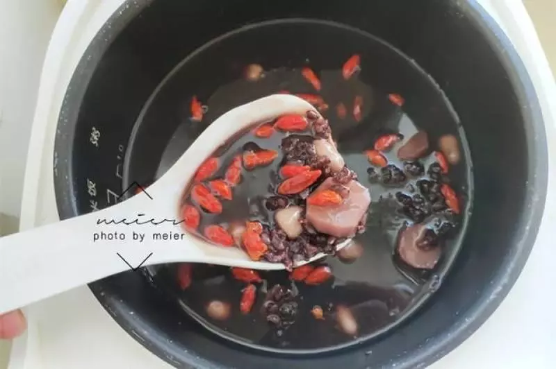 秋天梳頭一掉一大把?試試這個粥,軟糯滋補,頭髮越吃越濃密