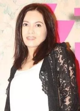 52歲李麗珍和20歲女兒近照被拍到,竟然比媽咪還漂亮,怪不得被網友稱為「最美星二代」