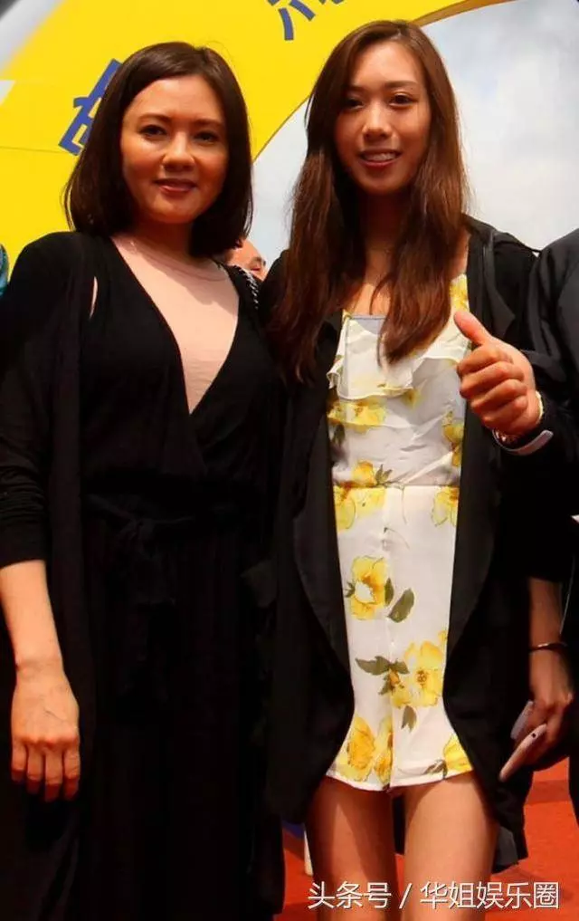 52歲李麗珍和20歲女兒近照被拍到,竟然比媽咪還漂亮,怪不得被網友稱為「最美星二代」