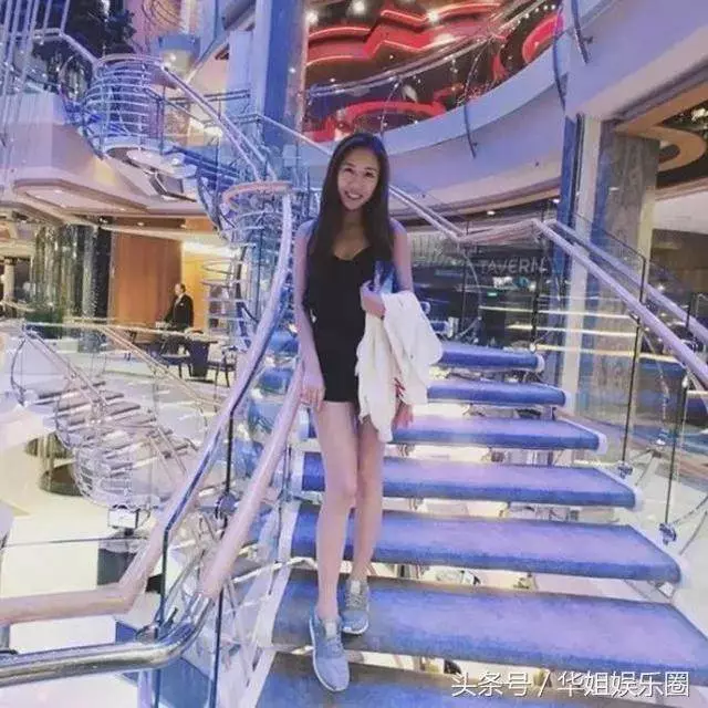 52歲李麗珍和20歲女兒近照被拍到,竟然比媽咪還漂亮,怪不得被網友稱為「最美星二代」