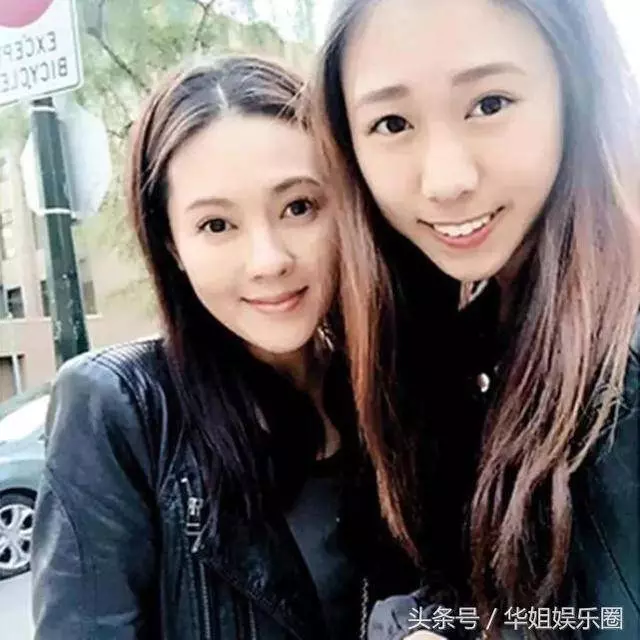 52歲李麗珍和20歲女兒近照被拍到,竟然比媽咪還漂亮,怪不得被網友稱為「最美星二代」