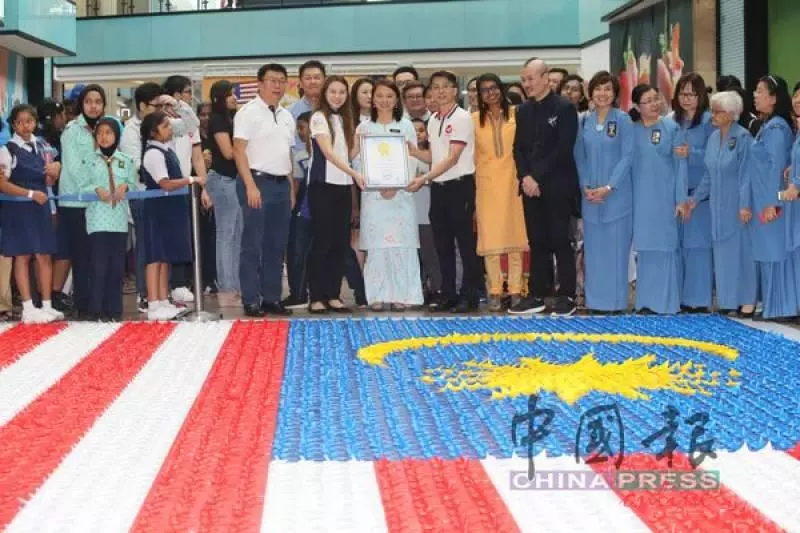 400名學生完成大作 6084隻紙鶴拼大馬國旗