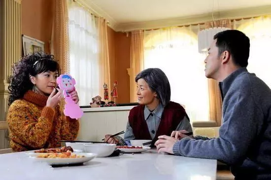 下班回來,看到大姑姐給女兒買的零食,我把大姑姐和婆婆趕出家門