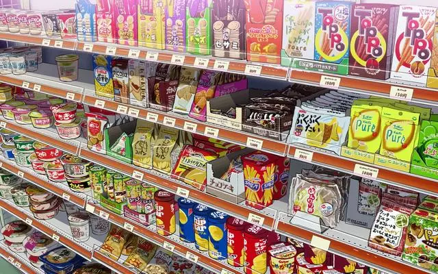 下班回來,看到大姑姐給女兒買的零食,我把大姑姐和婆婆趕出家門